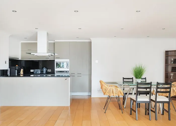 Riverside Two Bedroom Apartment In Canary Wharf
