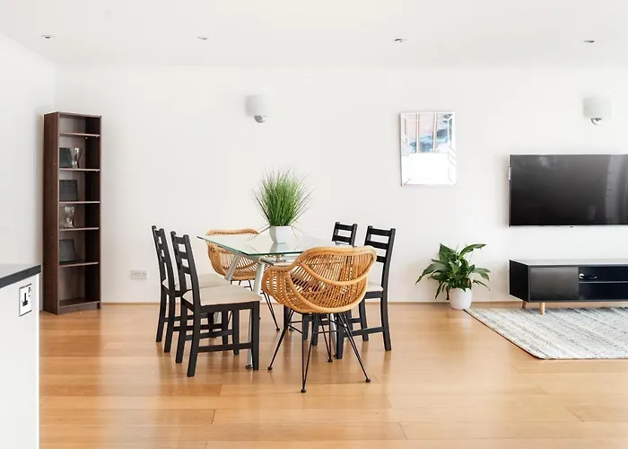Riverside Two Bedroom Apartment In Canary Wharf