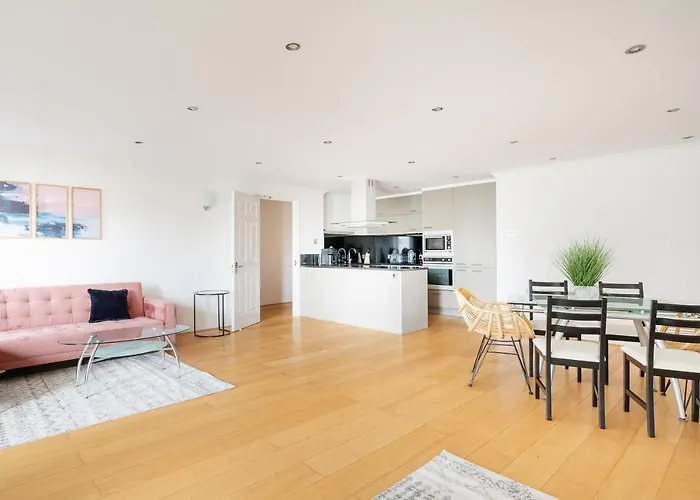 Riverside Two Bedroom Apartment In Canary Wharf