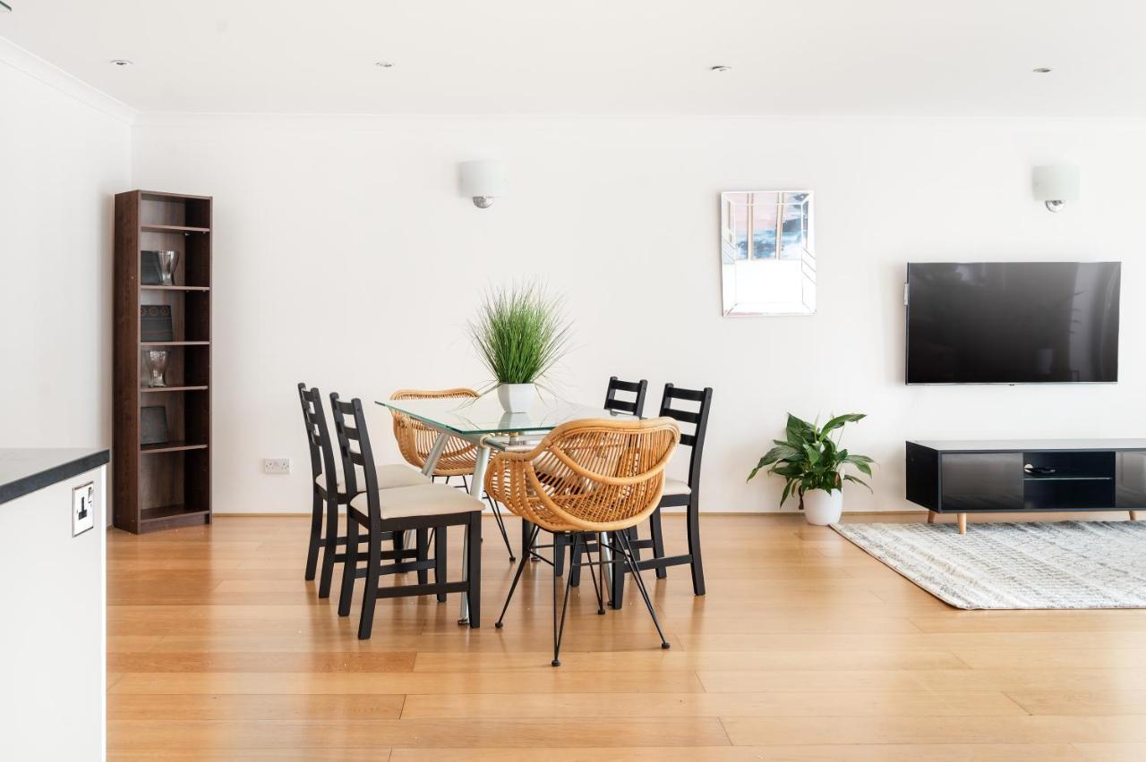 Appartamento Riverside Two Bedroom In Canary Wharf *
